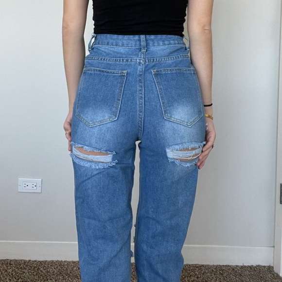 Butt-Rip Jeans - Picture 2 of 3